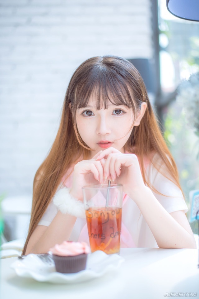 男女间不存在也不可能存在友谊，所谓男女之间的友谊，不外是爱情的初步或剩余，或许就是爱情自身。